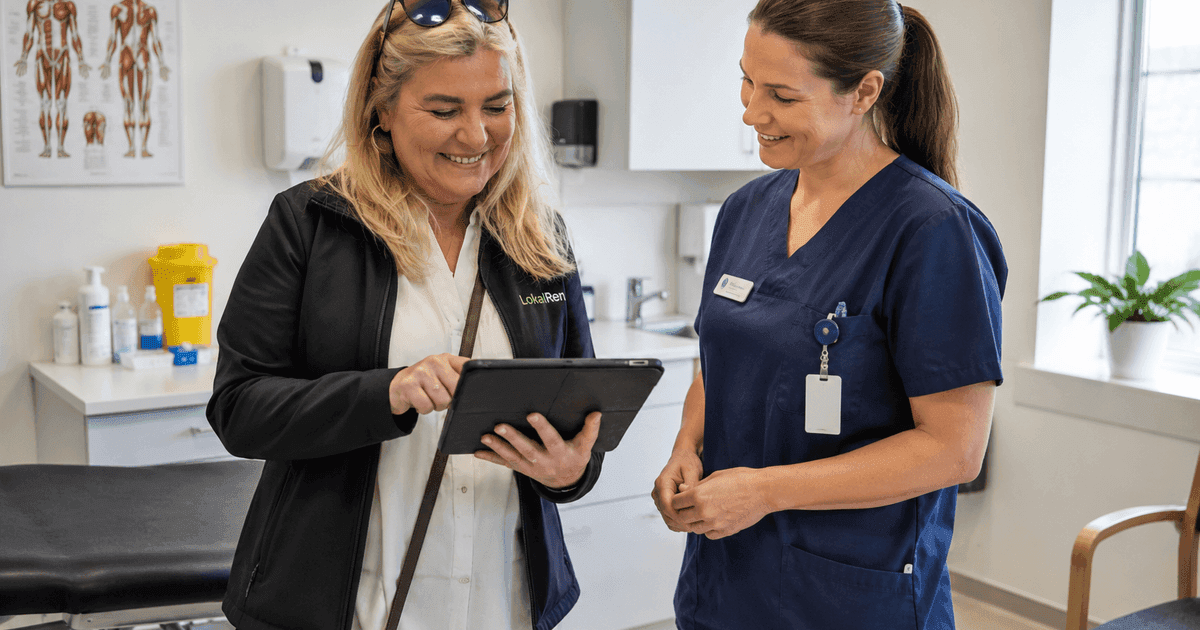 Vibeke fra LokalRen gennemgår rengørings- og hygiejneplanen med klinikpersonale i et lyst undersøgelsesrum